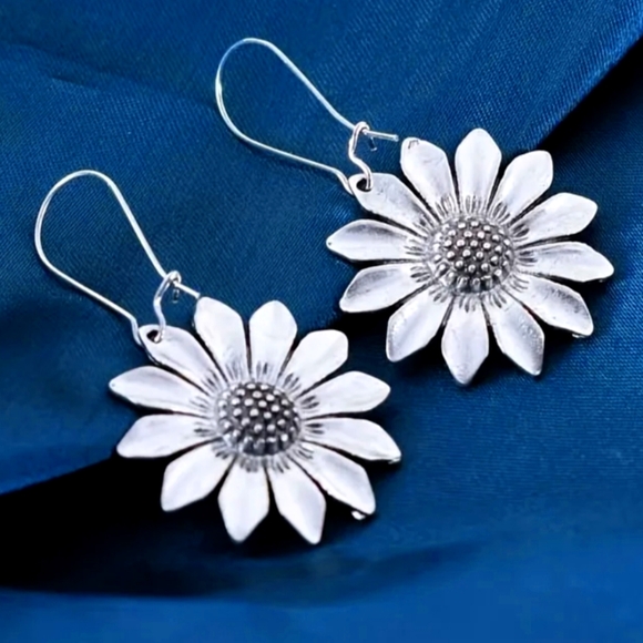 Jewelry - NWT! Cute sunflower silver earrings